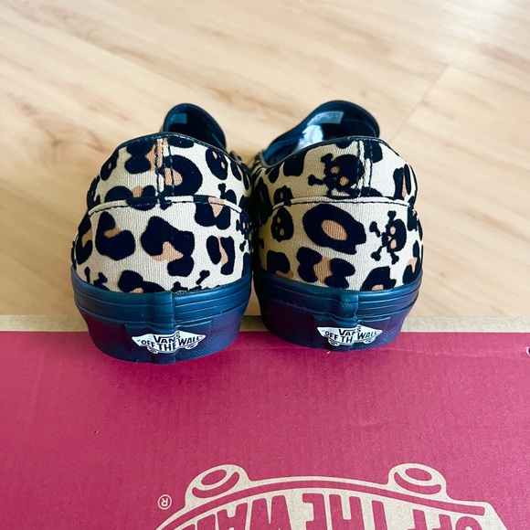 Vans Classic Slip-On Leopard Skull crossbones Women 8.5 US Mens 7.0US - Picture 5 of 11